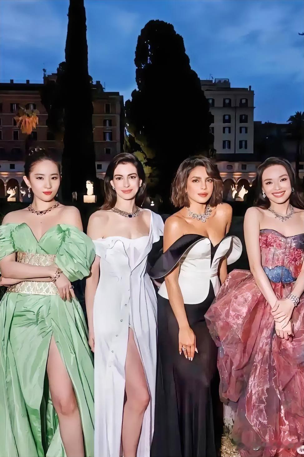 下面是四位美女的合影留念，她们谁最漂亮呢？我感觉线下真人，当然是刘亦菲，刘亦菲肤