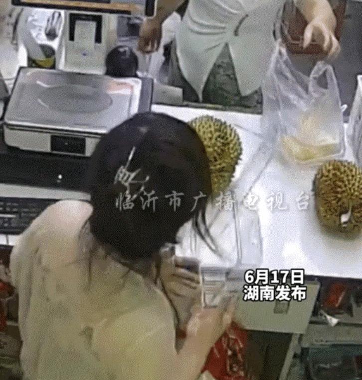 太过分了！湖南妈妈带着两个孩子去水果店买水果，看到剥好的榴莲，就给两孩子一人拿了