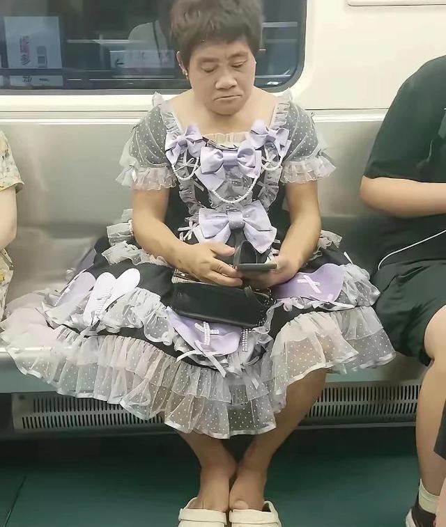 她穿的是孙女不要的裙子但穿出来了另一种感觉