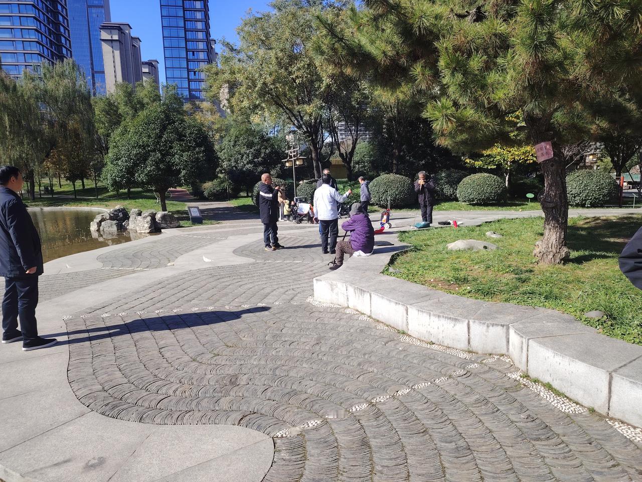 不知退休教师是否都有退休证，反正我是没有。我退休那会儿，学校没给我办退休证，我也