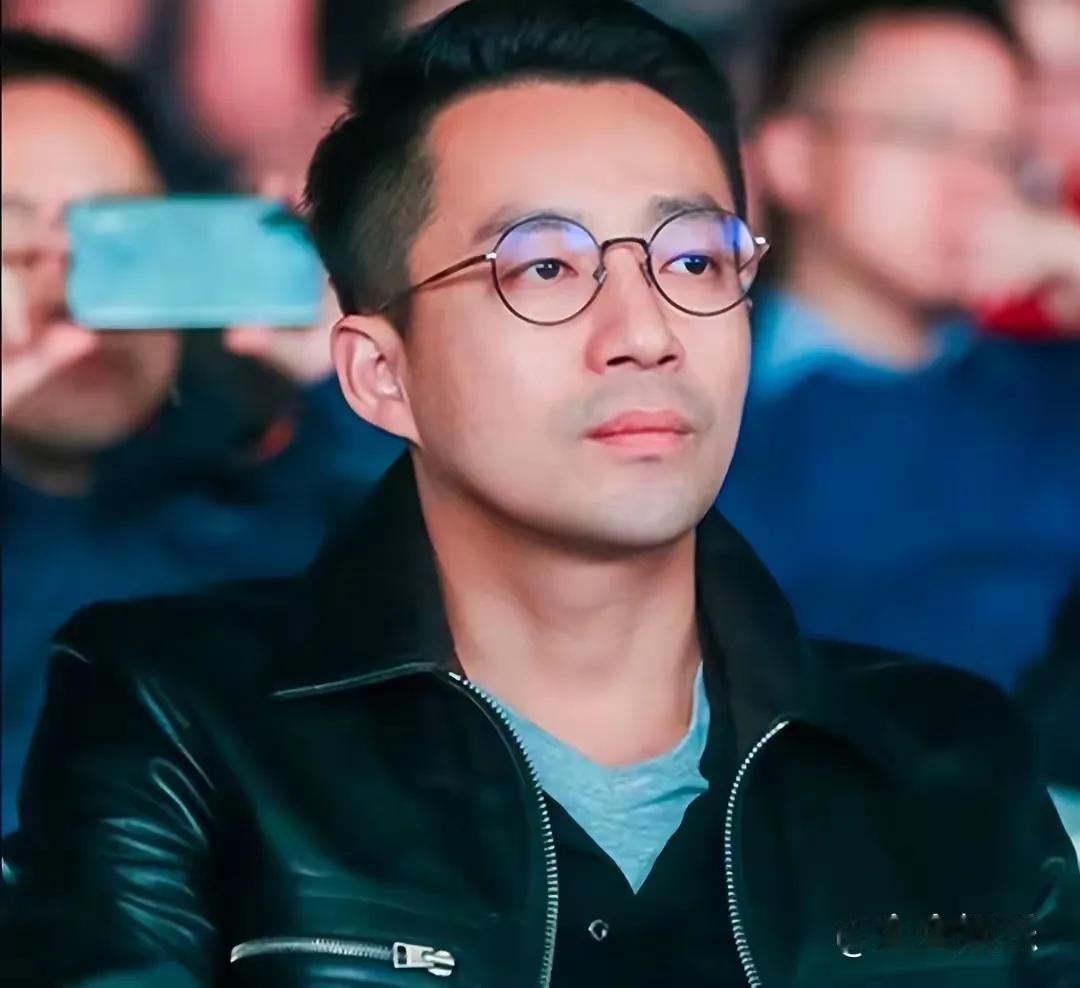 六一儿童节，汪小菲携一双儿女现身台北，与孩子们共度节日。照片中，他穿着休闲T恤、