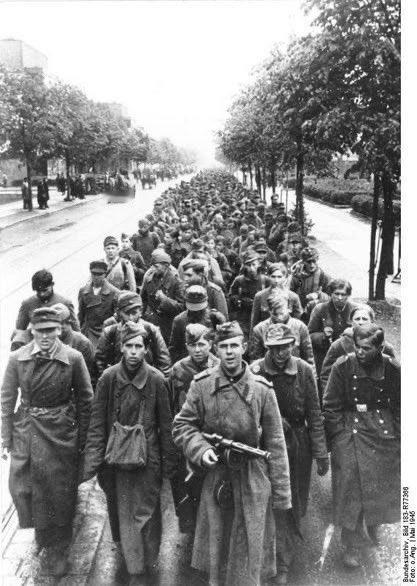 在柏林城内，战火实际上已于1945年5月2日18时停息；城内残存的德军官兵纷纷走