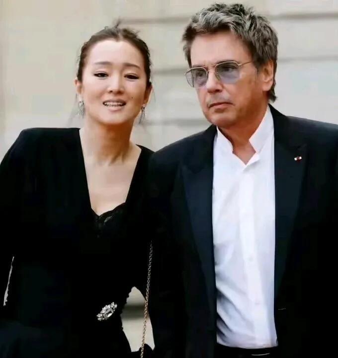 感觉现在的巩俐成为了最幸福的女人，比陈婷还要幸福。老公牵着她一起出席活动，两人十