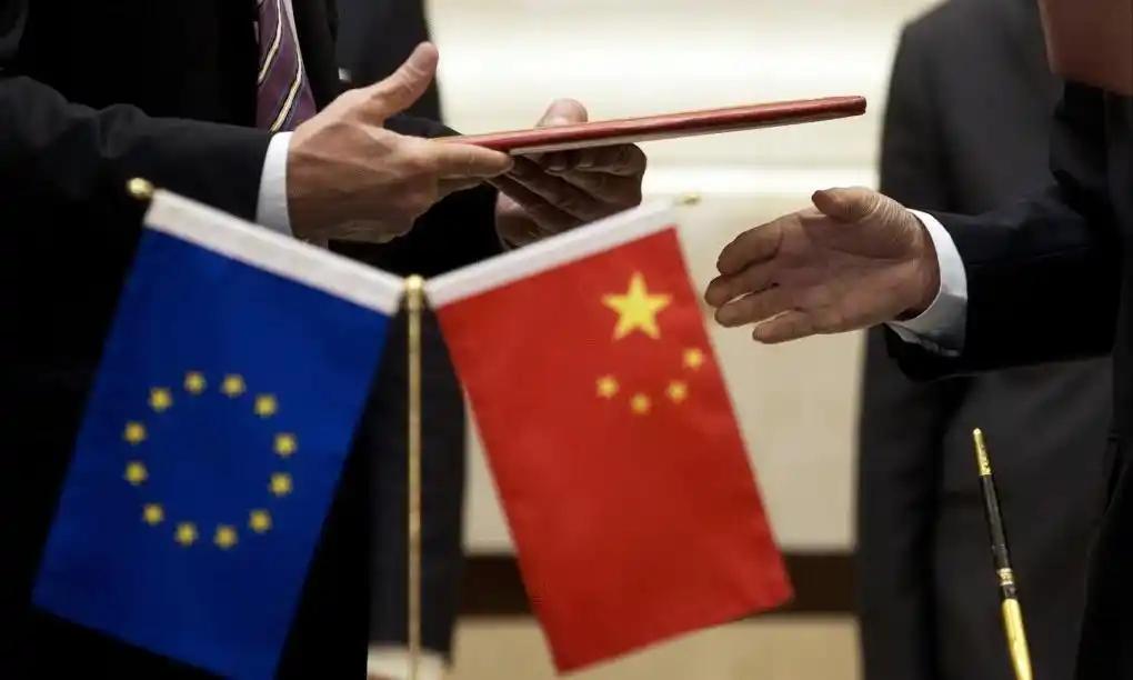 10月14日，彭博社爆出一个耐人寻味的大新闻：欧盟正急忙跟中国谈判，提出愿意解除