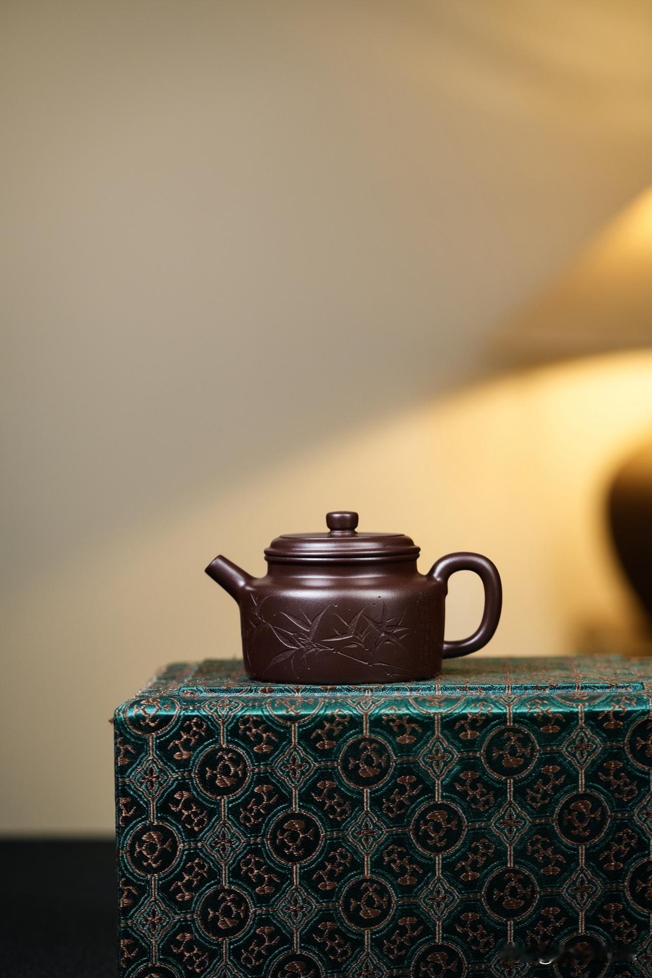 养壶养的是茶垢吗?首先关于这个问题出现了很多误区，虽然紫砂壶有极强的透气性有隔夜