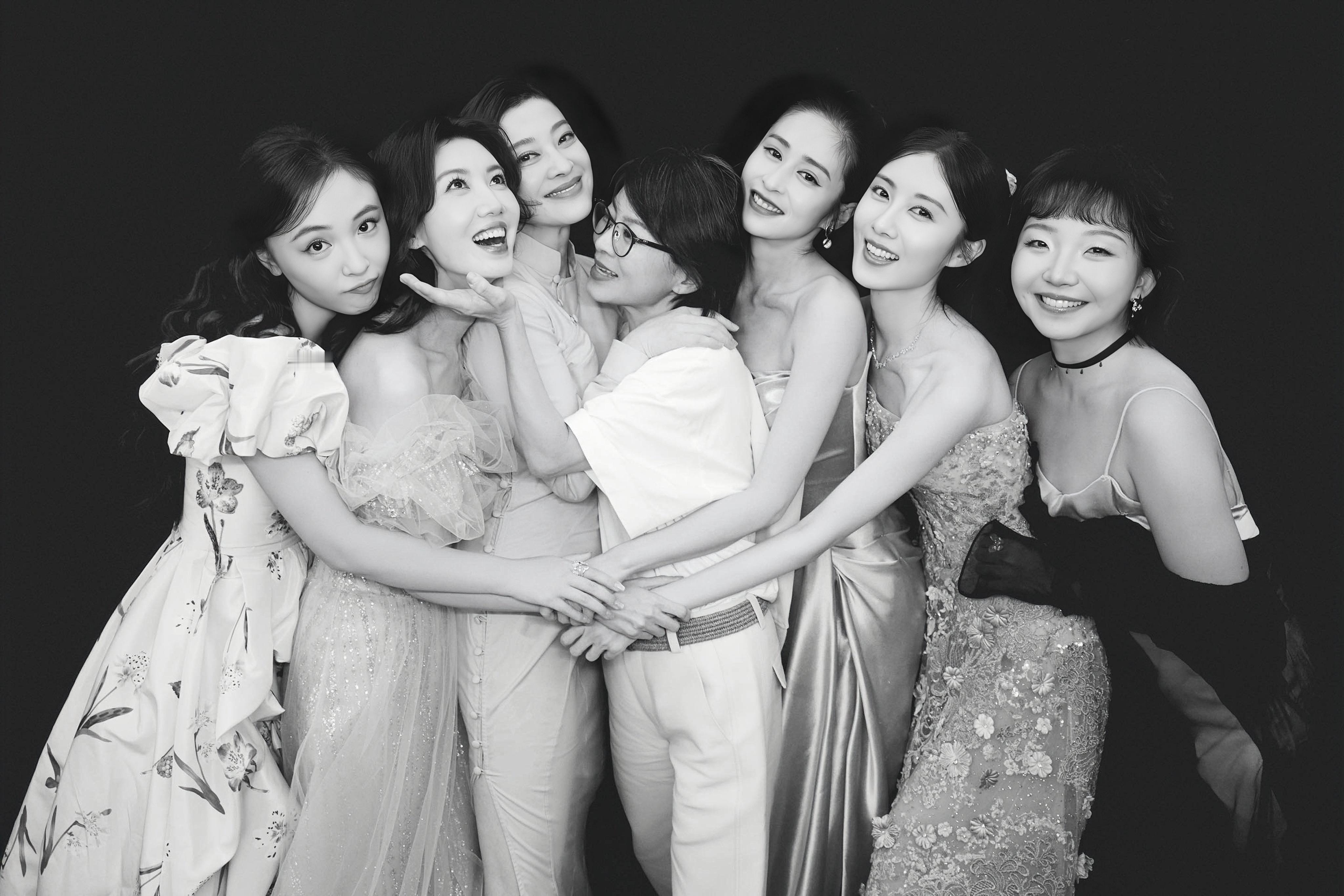 颖儿分享六姊妹同框黑白合照，不管戏里戏外感情真好～