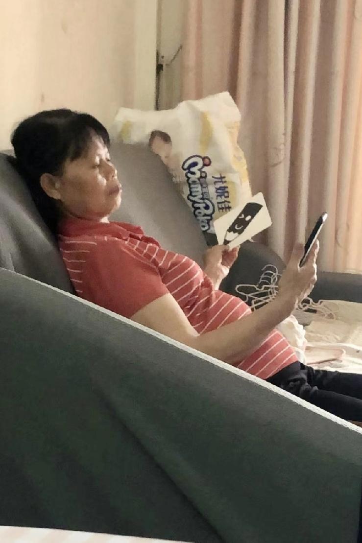 牺牲感，是家庭关系里最毒的礼物。我有个闺蜜，她婆婆30岁时遭遇老公出轨，离婚后