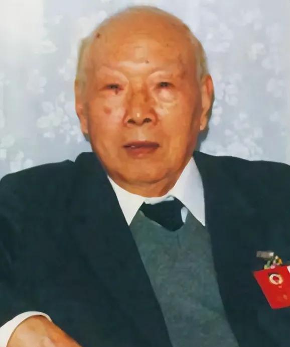 1985年，宋希濂急冲冲地跑去机场。他左手紧攥着牛皮纸袋，右手频频看表，衬衫