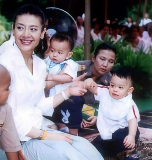 提帮功小时候真可爱，陪在他身旁的西拉米真是风光无限，泰王也是一副幸福的模样。