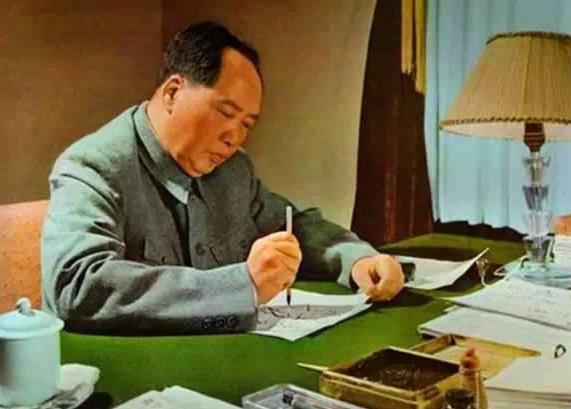 毛主席一生光明磊落，却有三个不为人知的小习惯。 第一个习惯：看书当成休息，换