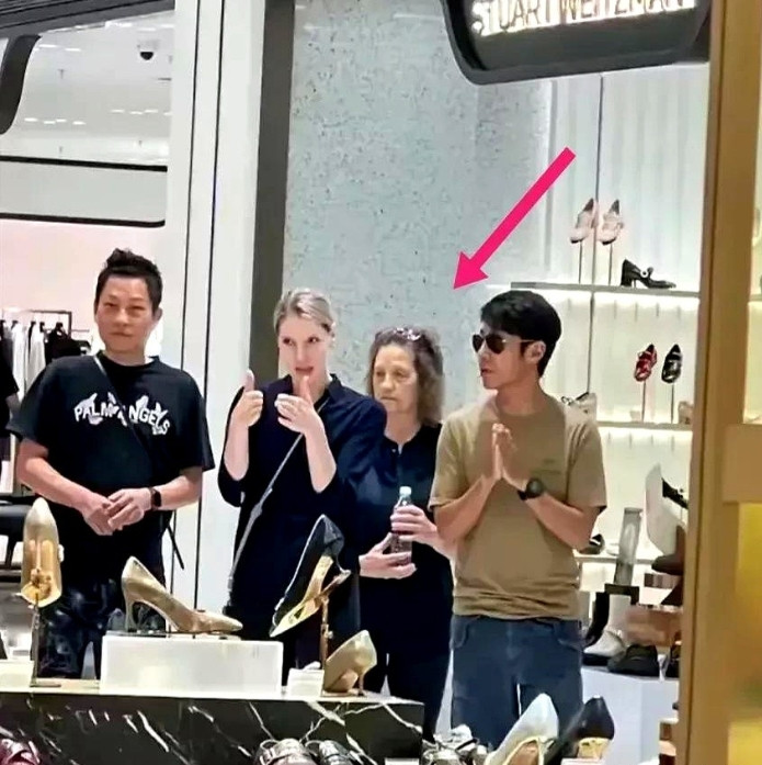 撒贝宁李白夫妻俩人五一节陪外藉岳母逛街，小撒戴墨镜，穿T恤，李白紧随其母亲身边，