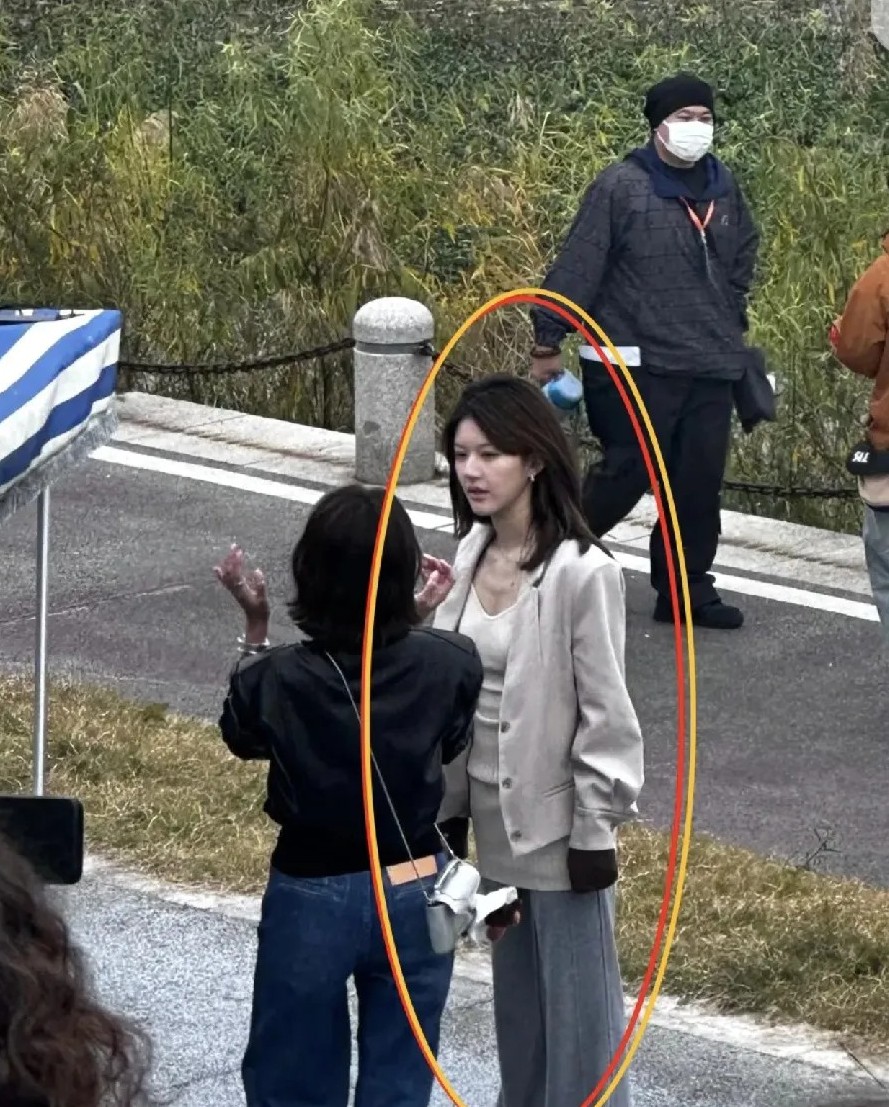 女明星现实中也就长这样。。。天啊，赵露思真的就是一个香香软软的小蛋糕，被她狠狠
