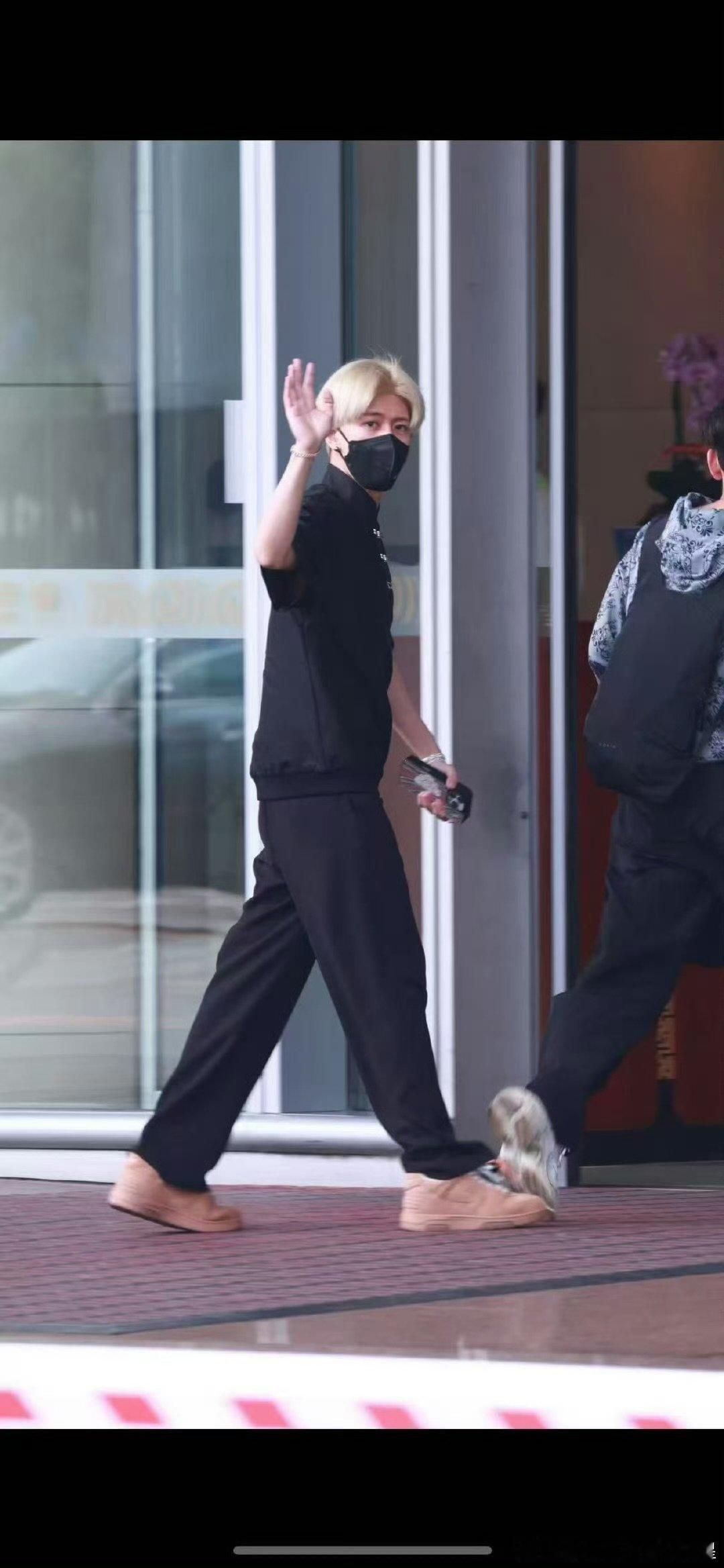 任嘉伦染金发了任嘉伦金发路透-任嘉伦金发现身机场，气场全开，瞬间成为人群焦点，