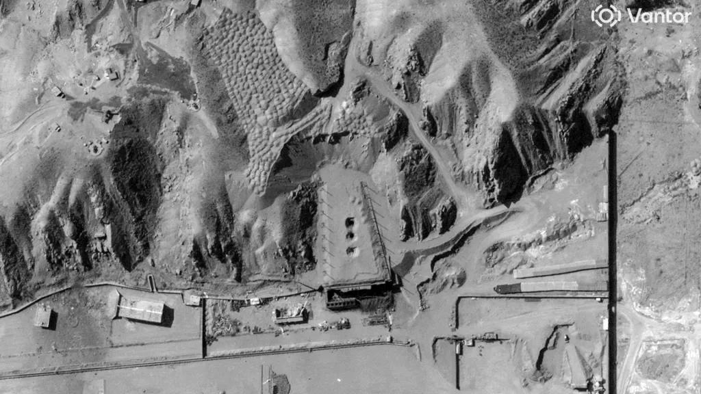 美国这次搞事情玩大了！据报道，伊朗帕尔钦军事基地的塔莱甘2号地下核设施加固工事顶