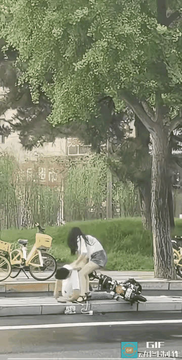 不想笑，但是真没忍住[抠鼻]这男看样子是不是酒喝多了