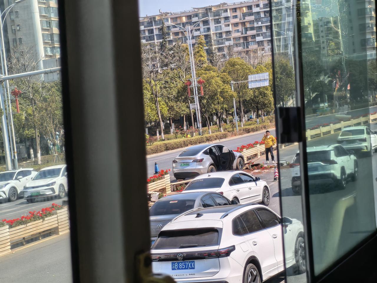 刚刚在广福路上新希望大商汇后面这边看到的一慕，大过年的，真的是路上的车少了，开得