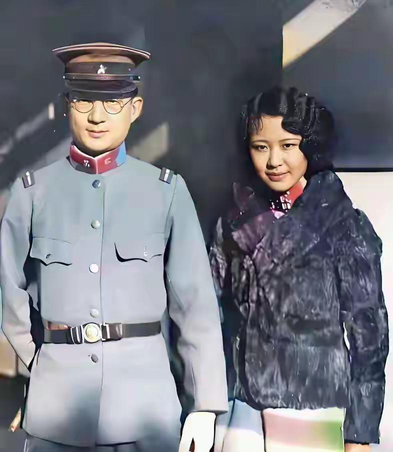 这是末代国舅爷润麒和妻子韫颖格格的真实合影，都看看吧，这可不是演员扮演的。爱