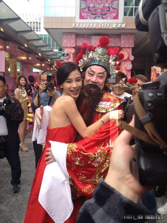 杨颖，她一点也不白，但是完全不影响美丽