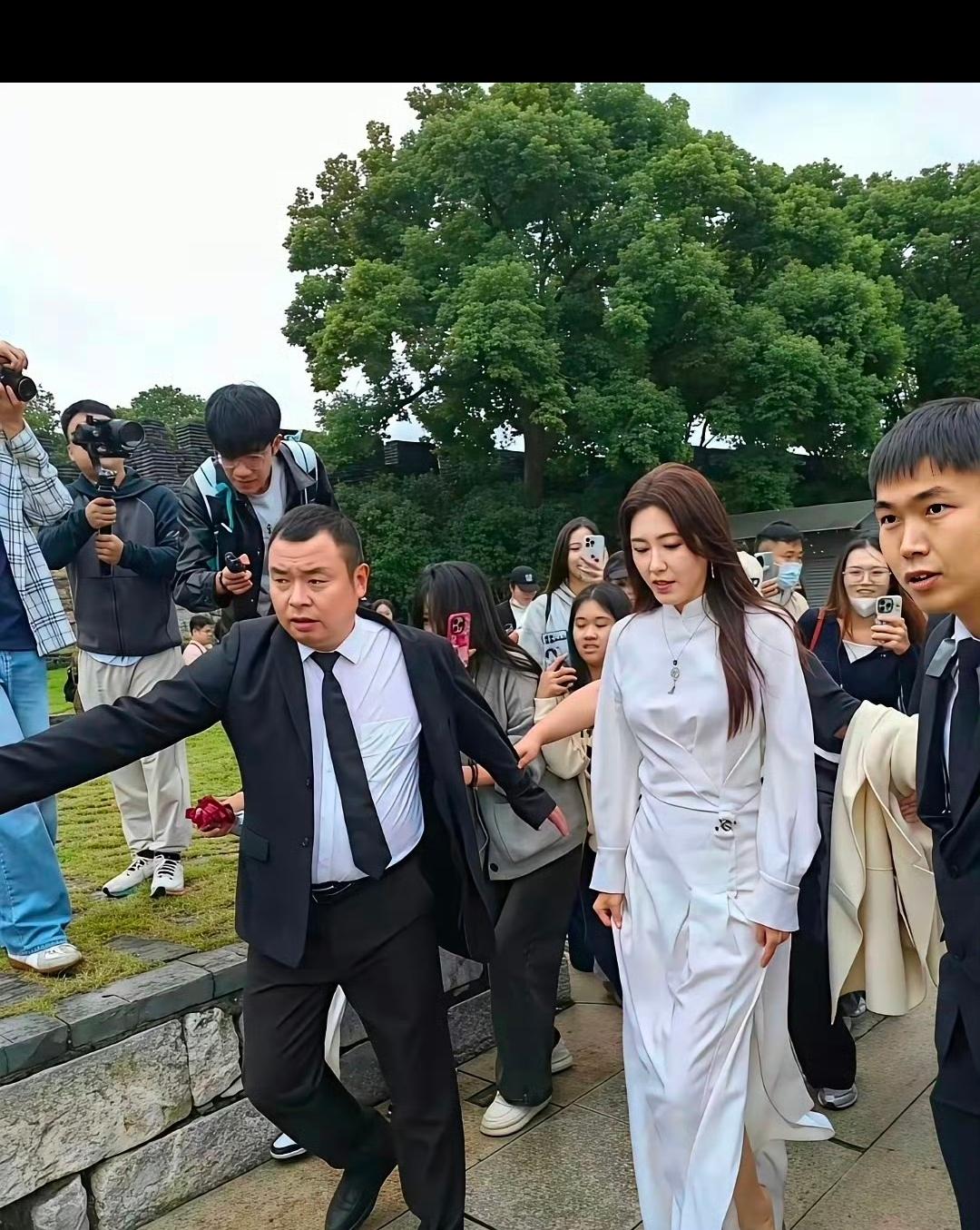 都已经过气的明星了，差不多18线都算不上了吧！人家出门还是这么大阵仗，估计百分