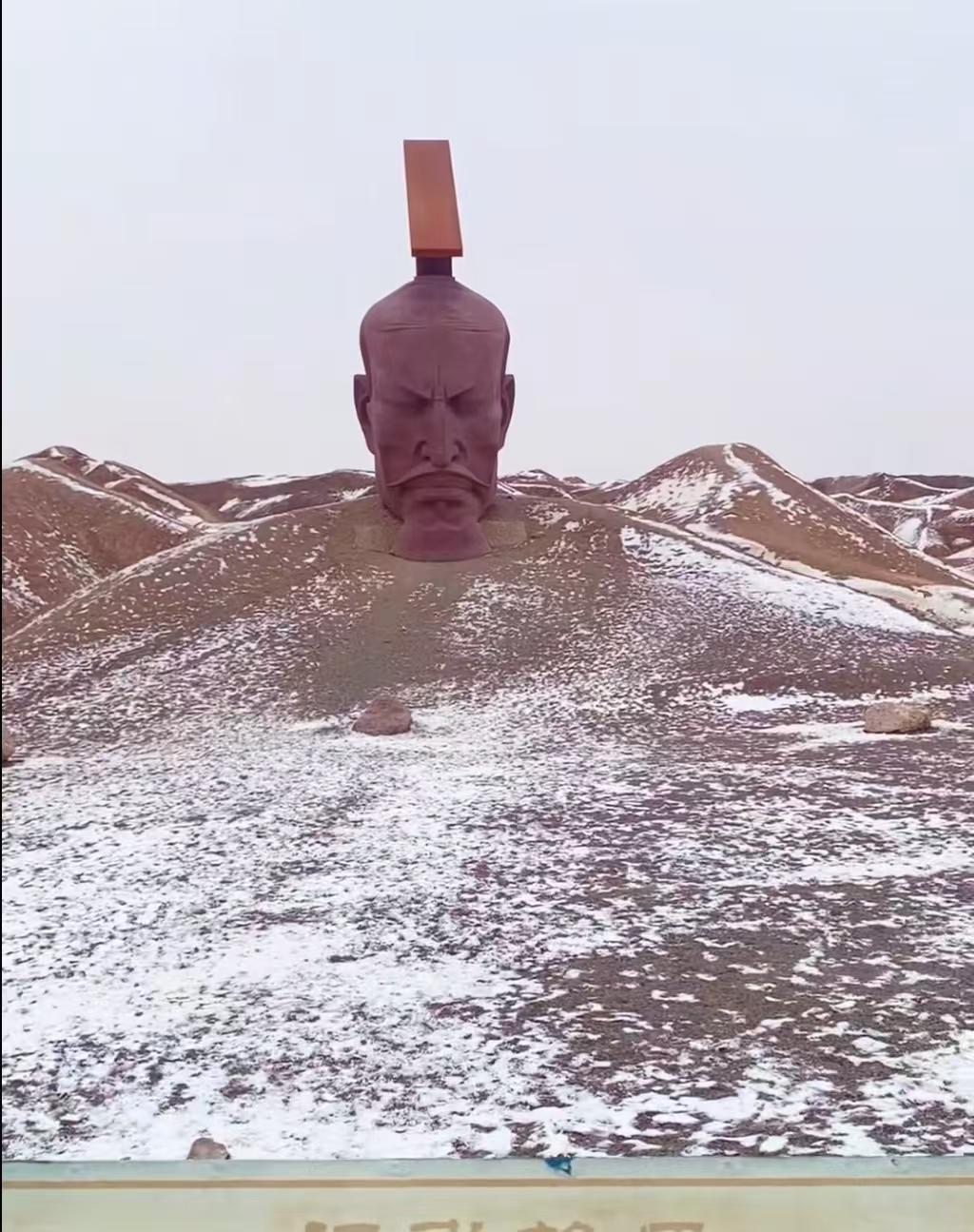 这几天甘肃瓜州汉武帝的雕像充满了争议，很多网友认为这个汉武帝只有一个头颅，而且面