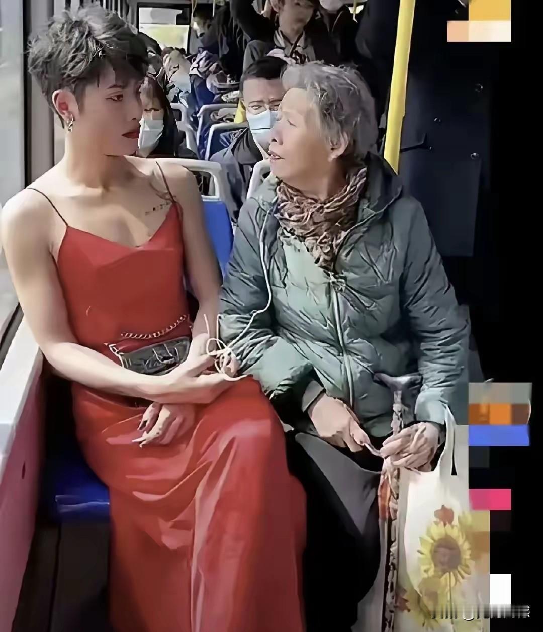 这个女子体质也太好了，抗寒能力极强，在别人都穿着棉衣羽绒服的情况下，她却穿着一身