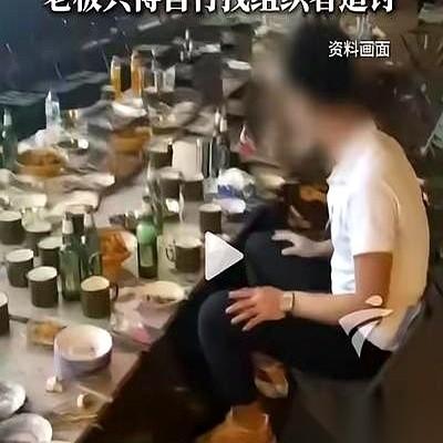 重庆一家餐馆，10个人，一桌子菜，账单1262元。酒足饭饱，包间里的人开始一个