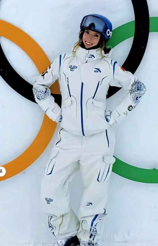 谷爱凌这身“龙袍”一出场，米兰的雪山都成了背景板。别搞错了，这不是2022年