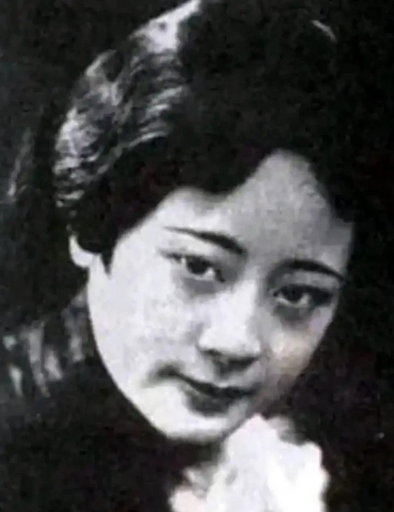 1942年，作家沉樱正怀3胎，得知丈夫把全部家当3万块，拿去给戏子赎身。她不哭
