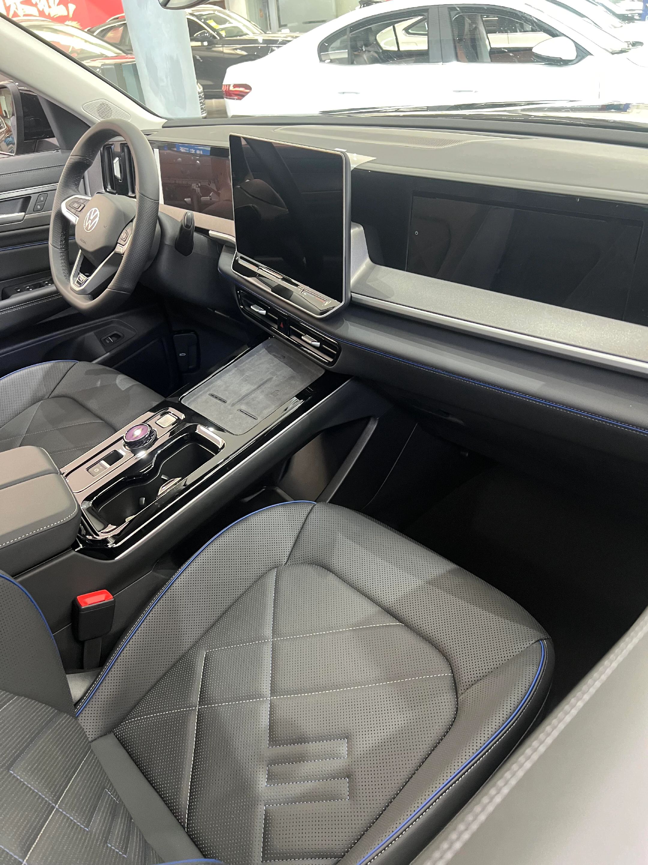 一进店就被全新揽巡的气场狠狠拿捏，目光瞬间被它的科技配置和高颜值外观锁住！IQ.