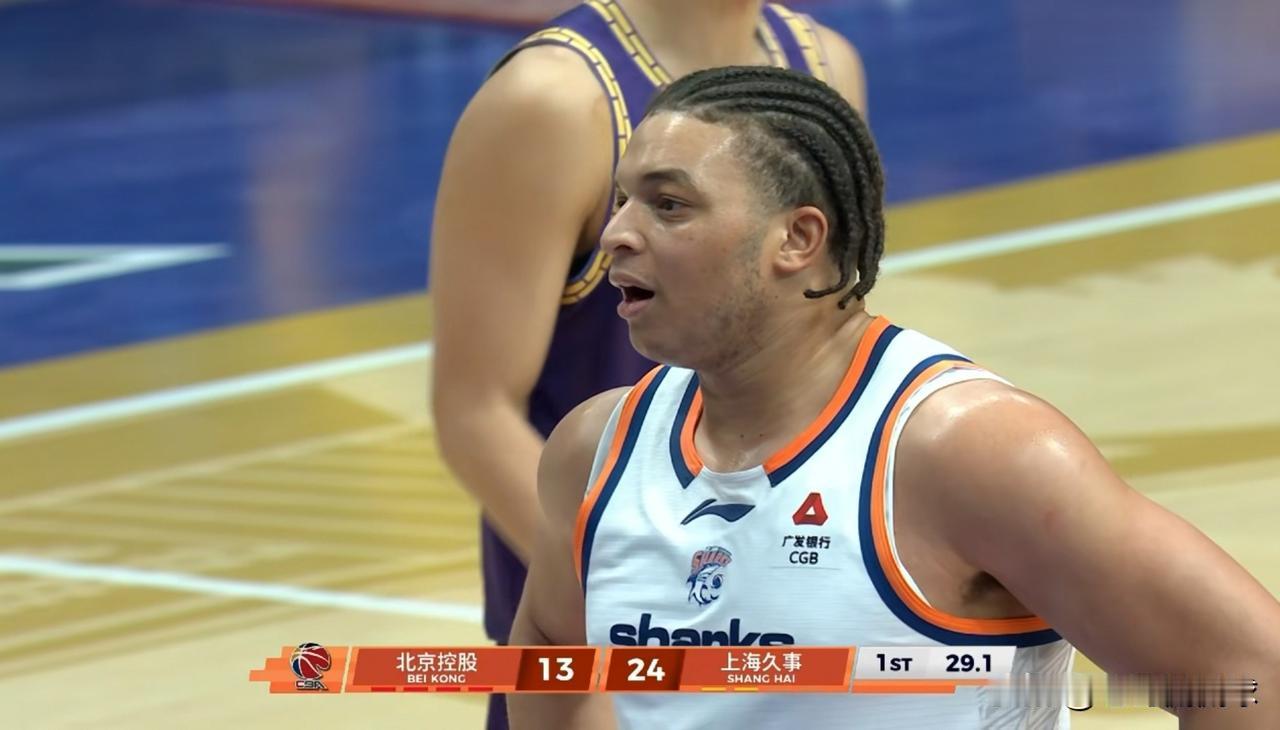 上海久事超级外援洛夫顿真是极具统治力！在今天上海久事客场挑战北京控股的比赛中，目