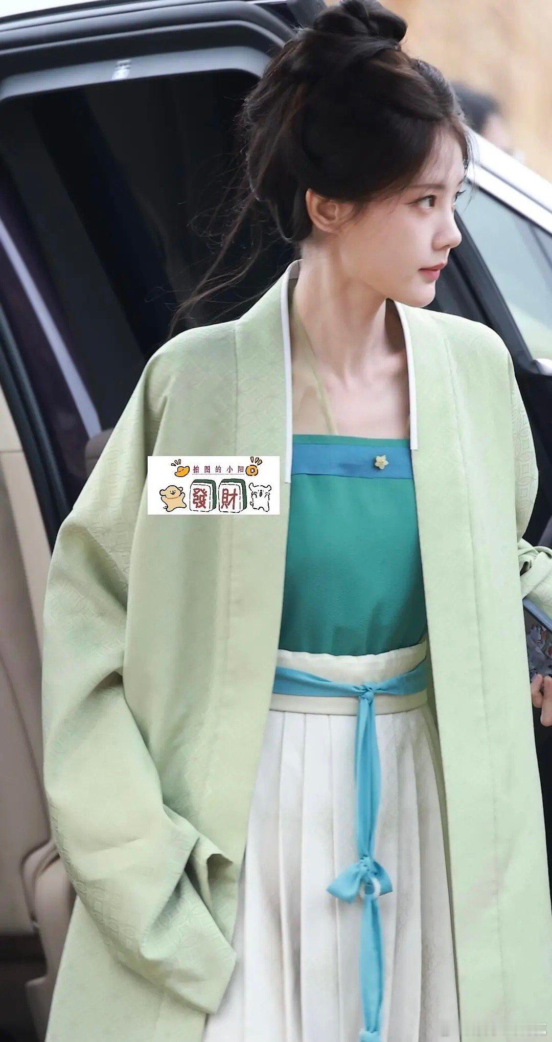 李一桐金枝生图有点太牛了桐姐真的冻龄，好萌好嫩啊！淡妆反而更美，这个状态真的有点