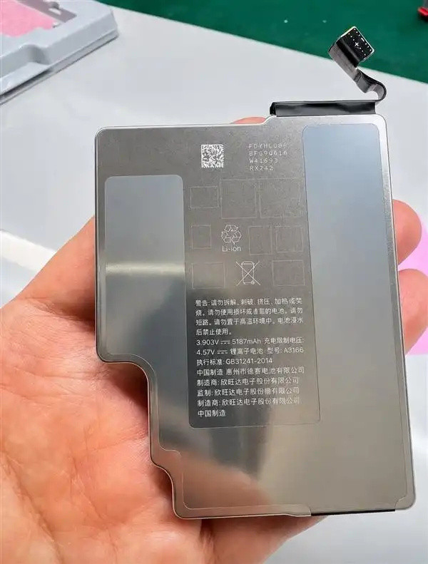 【18 Pro Max的电池照片，其制造商为欣旺达电子股份有限公司，电...