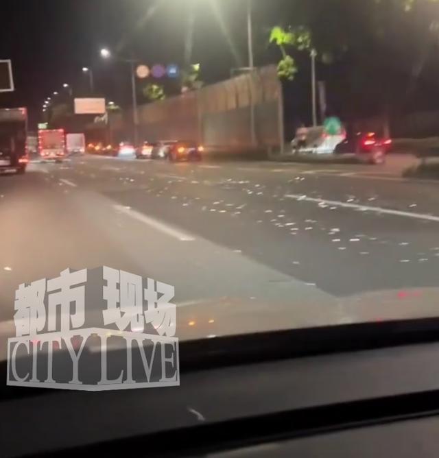 广东东莞东江大桥凌晨突发！几十辆车集体爆胎，路面满是“隐形杀手”，官方回应了