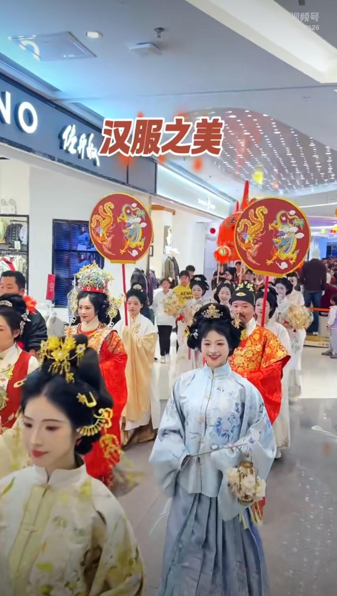 汉服美不美，东亚人民都知道。（如图所示）端庄、华贵、色彩绚丽、款式丰富的汉服，