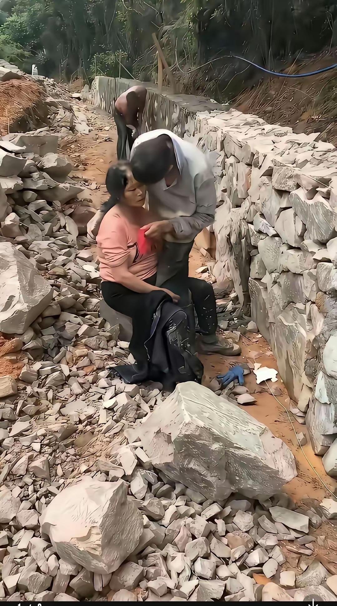 隐入尘埃，底层人民的生活。