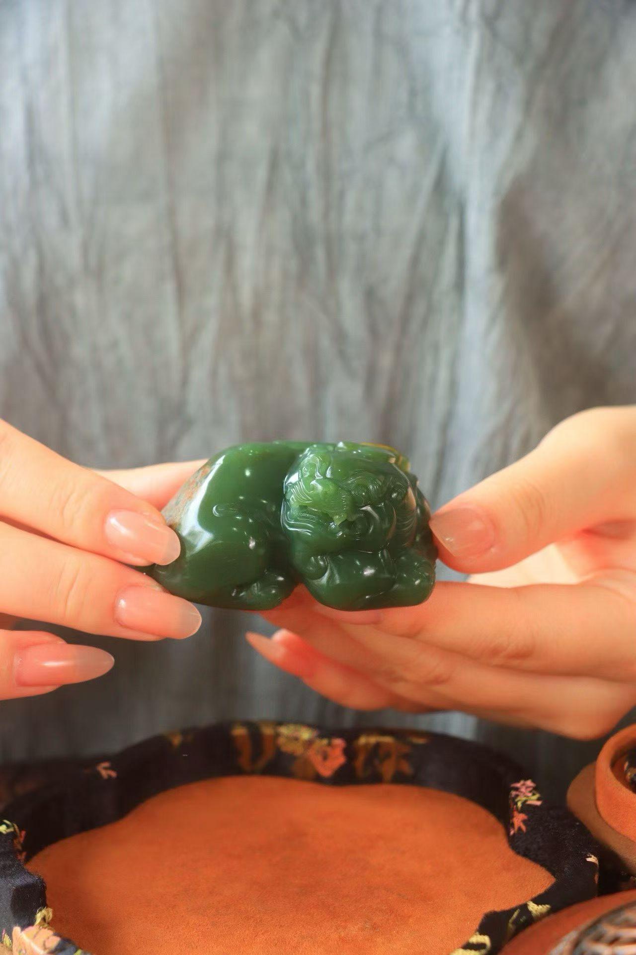 〈沙枣青.招财貔貅〉精品❤和田玉籽料沙枣青碧玉，玉质油润细腻，脂粉极佳精