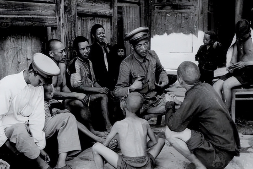 1936年，江苏一名地主许下重诺雇人替儿子上战场，原以为此人是炮灰，可没成想，两