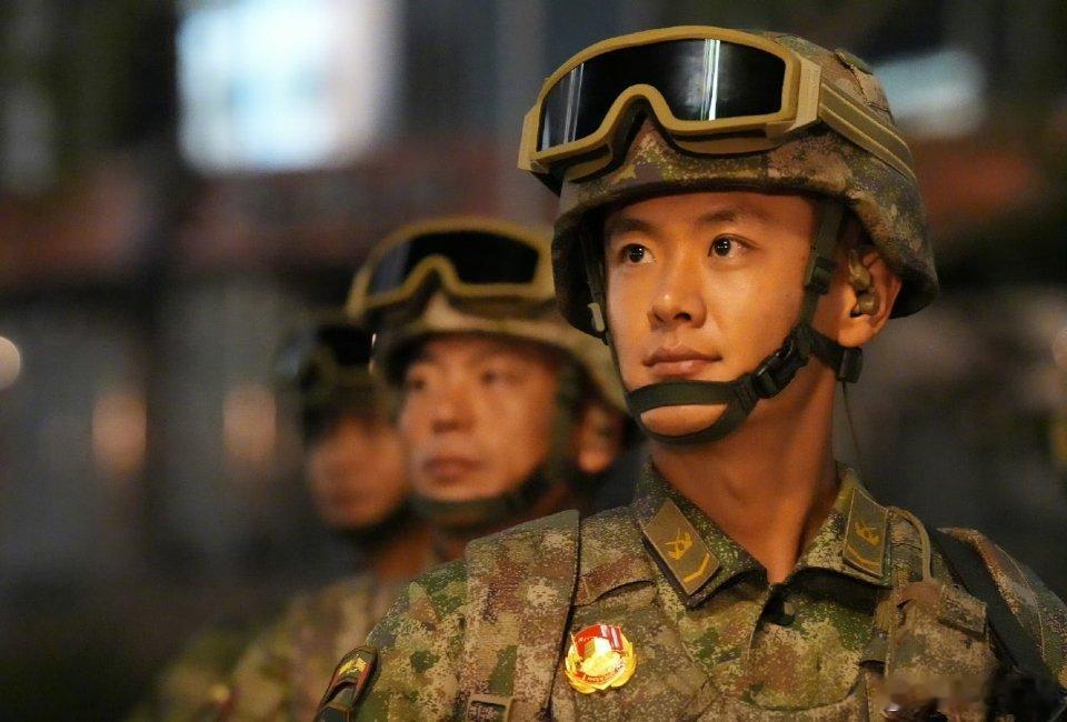 盛世容颜，这才是中国真正的偶像！眼神坚毅、步伐铿锵，自信昂扬、意气风发，这才是时