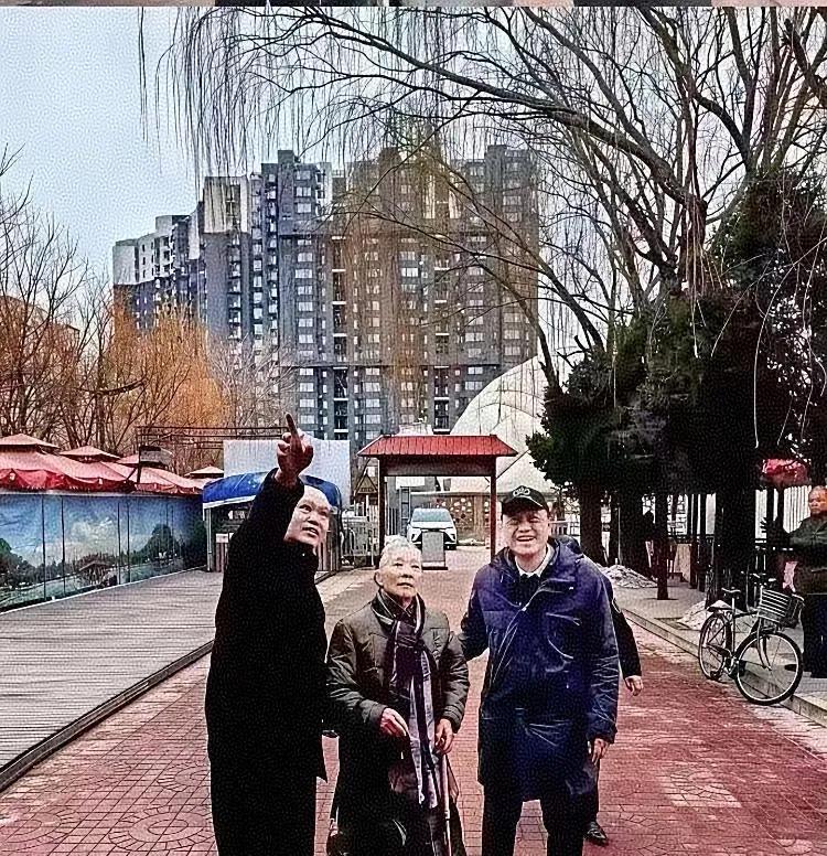 2025年1月8日，开国上将李天佑诞辰111周年纪念日，81岁的林豆豆拄着手杖出