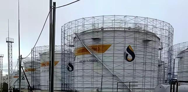 巨资修建防护网，屁用没有，俄罗斯现在听到嗡嗡声就神经紧张，这不，5日，几家炼油厂
