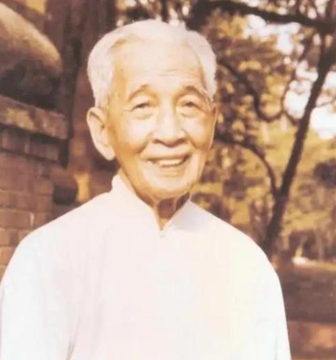 1945年，傅斯年接手北大，一口气清退30多个当过汉奸的教授。哪怕容庚是学界泰斗