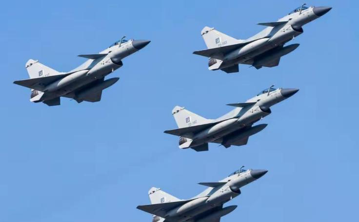 歼10CE展示强悍实力后，以色列大批F35退避三舍，伊朗代表团松了口气！据路