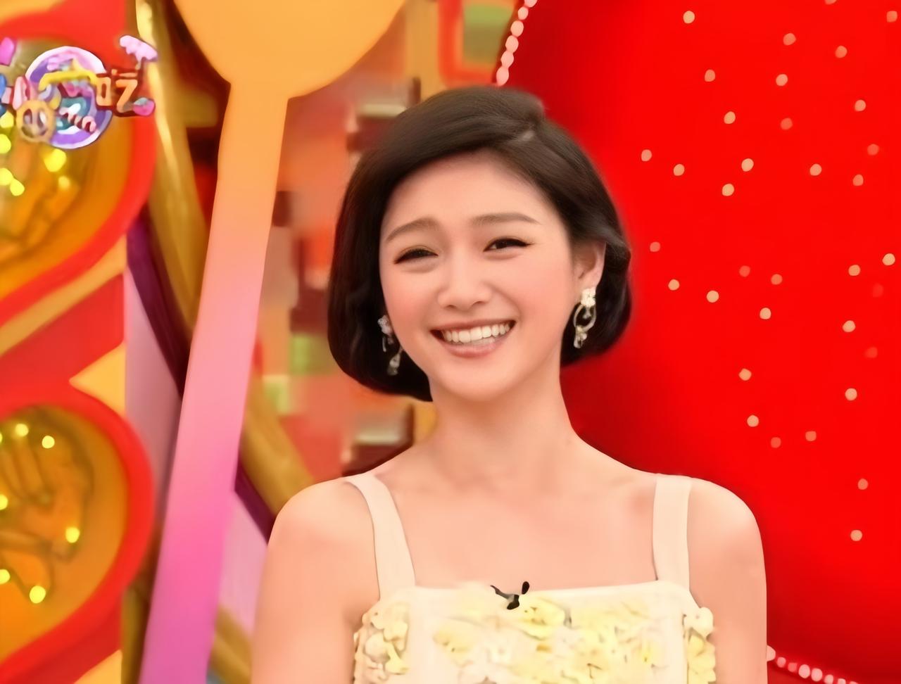 以前一直觉得大S只适合长发，不适合短发，但没想到她在早期时，留短发也这么好看，之