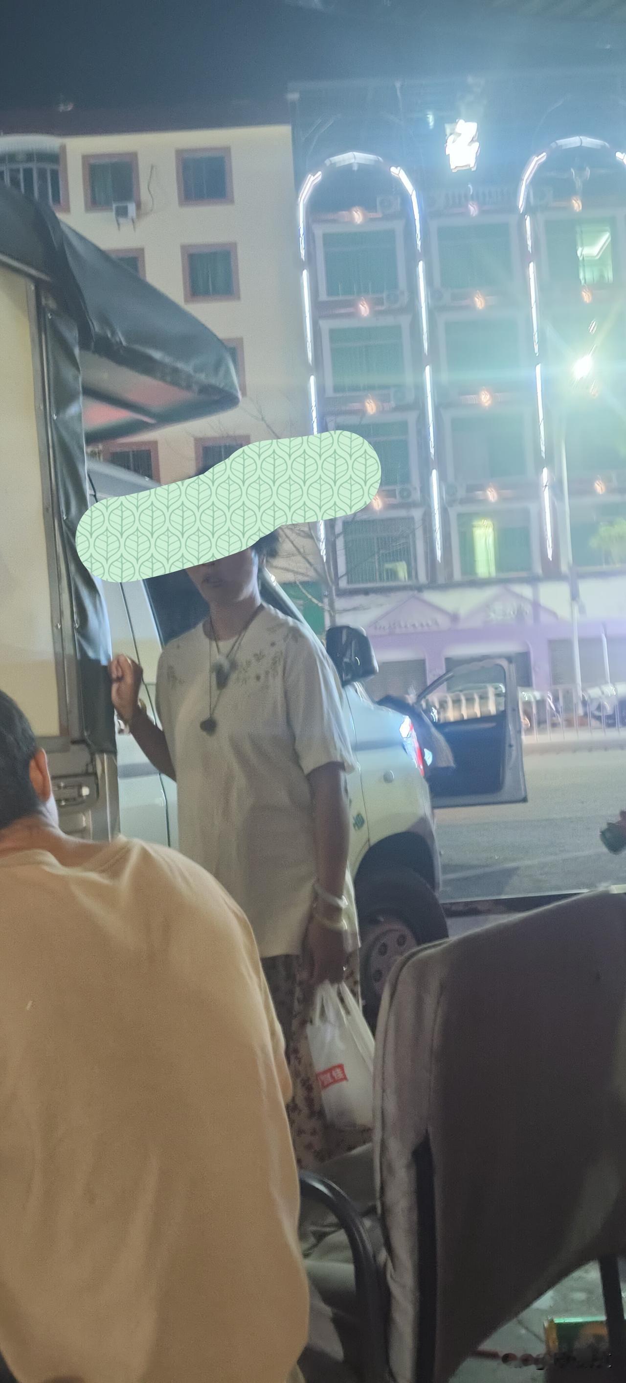 图中的女人有点间接性精神病，40岁，23岁那年嫁给一个，比她矮的大她20年的老男