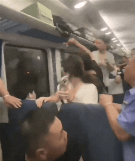 人命高于一切！”小伙怒砸K1373列车车厢玻璃，旁边乘客却拍手叫好，甚至还让他多