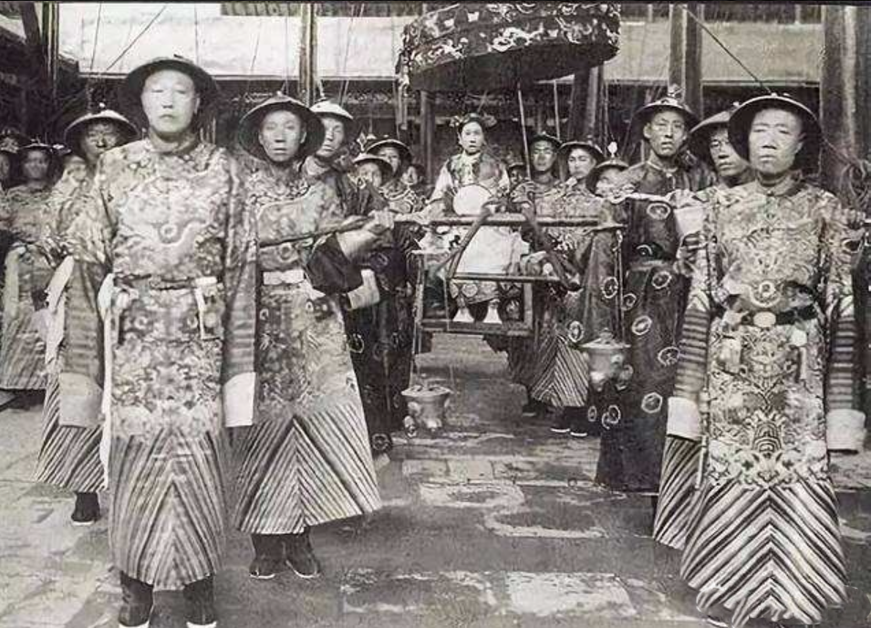 1908年，慈禧死后，李莲英跪在其灵前边哭边唱：“老佛爷，您把我也接走吧……”任