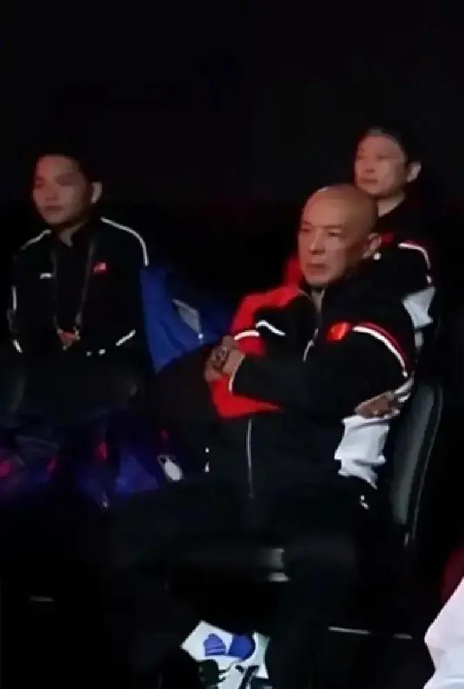 盯着屏幕那一刻，心里真不是滋味。王楚钦坐在场边，胸口剧烈起伏，眼神里透着一