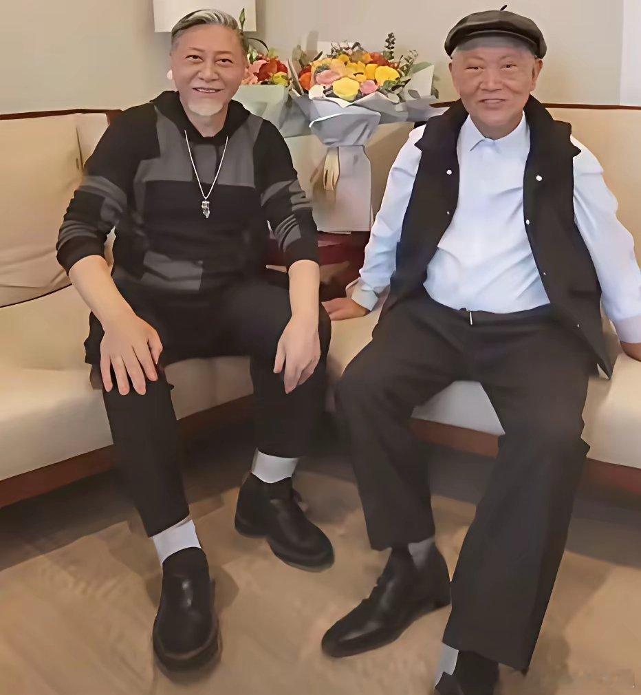 王侃生前与父亲牛犇在家中沙发上的一张留影，没想到白发人送黑发人。