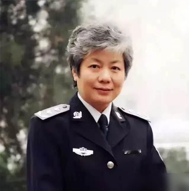 著名心理学教授李玫瑾说：“千万不要过度尊重你的孩子，教育孩子要做到‘两不管’、‘