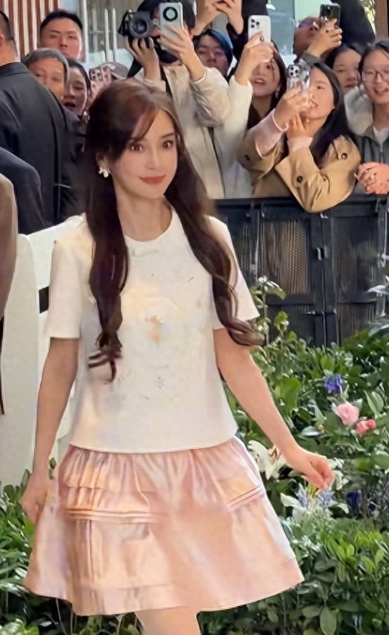 37岁杨颖露面被吐槽怎么老成这个样子了？ 想说女人过了35确实颜值每年都在下